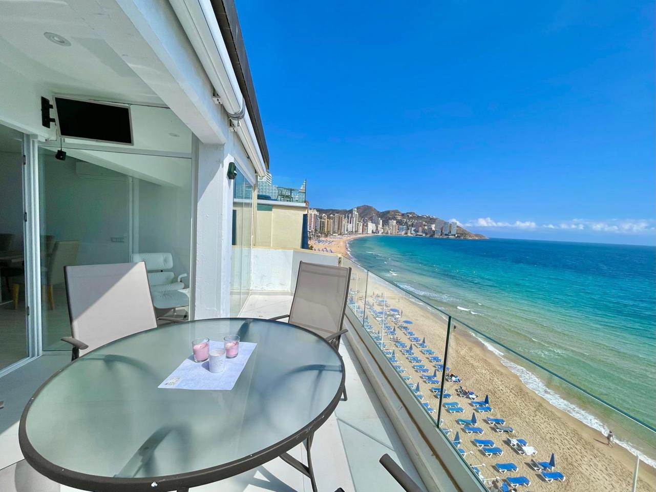 Traumhafte Penthouse-Wohnung zu verkaufen in erster Reihe am Levante-Strand – Benidorm