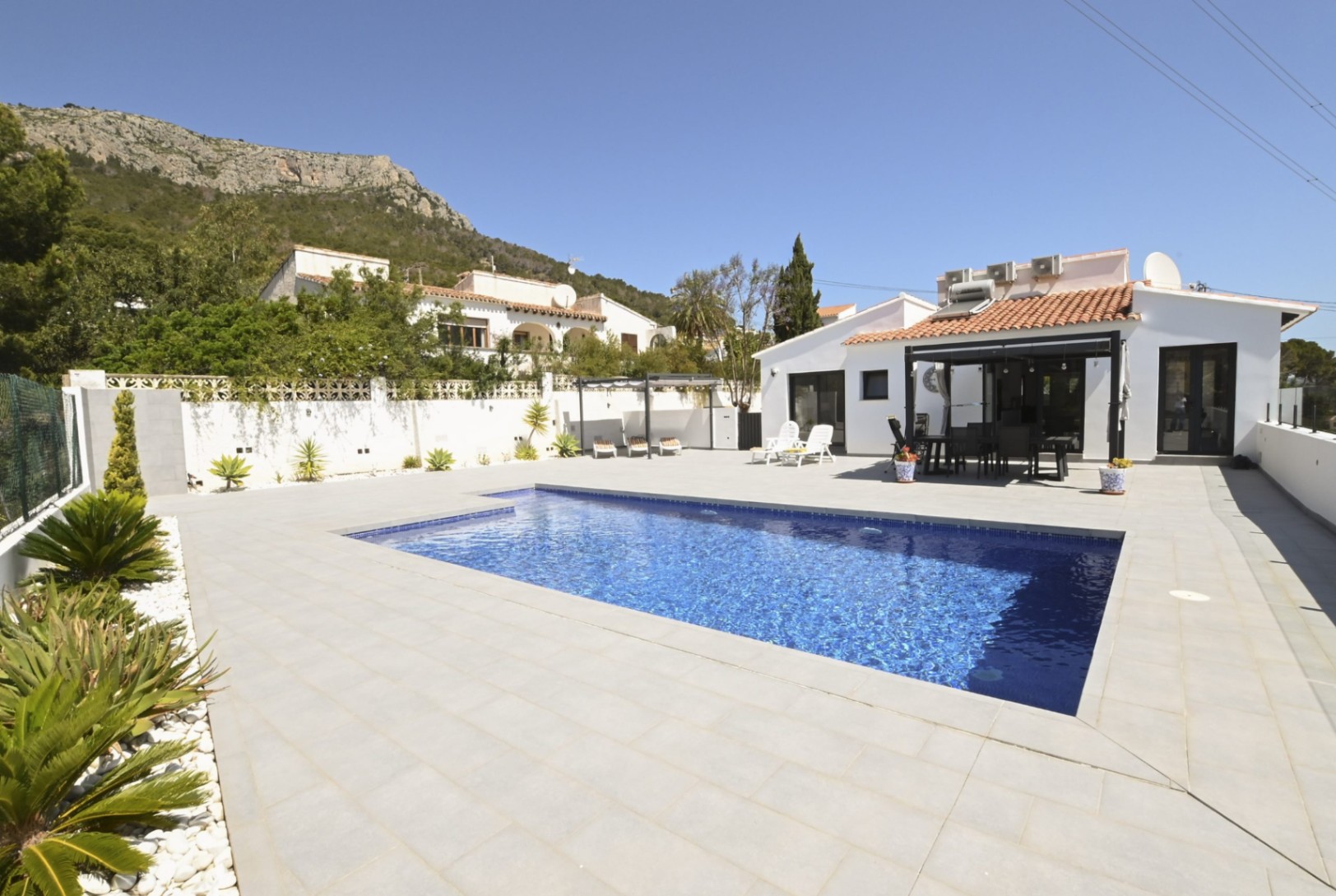 Villa con vistas panorámicas al mar y a la montaña.