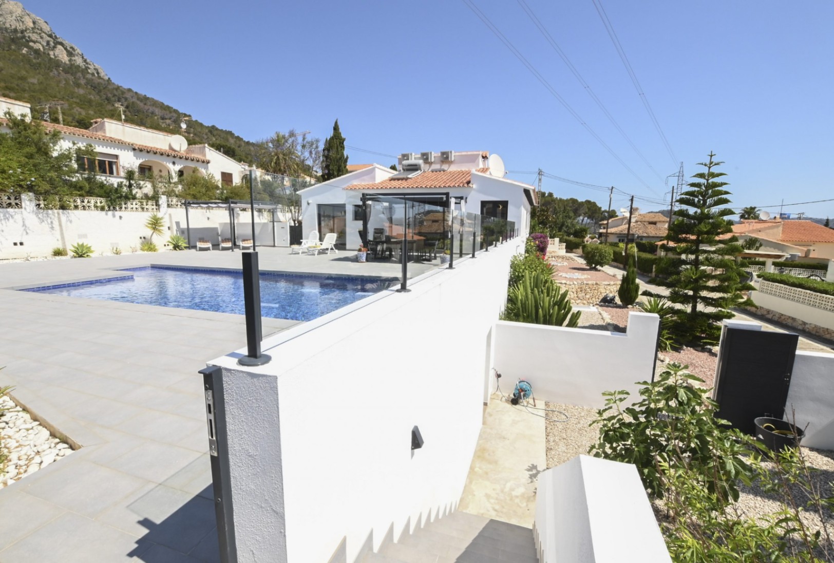 Villa con vistas panorámicas al mar y a la montaña.