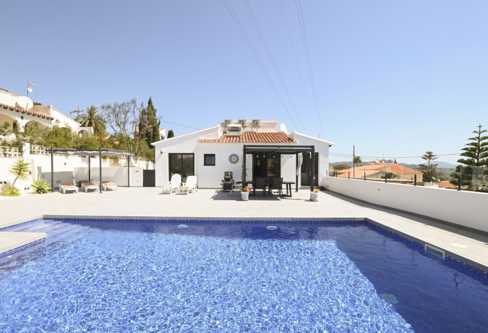 Villa con vistas panorámicas al mar y a la montaña.