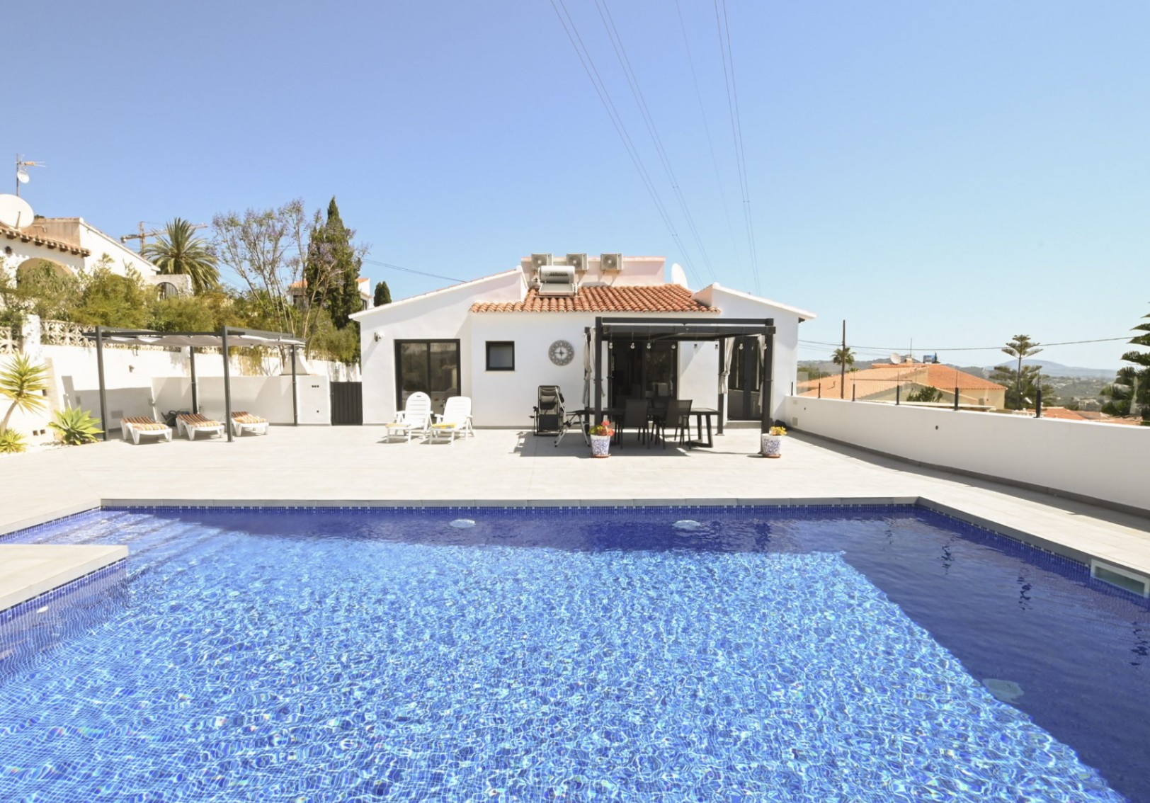Villa con vistas panorámicas al mar y a la montaña.