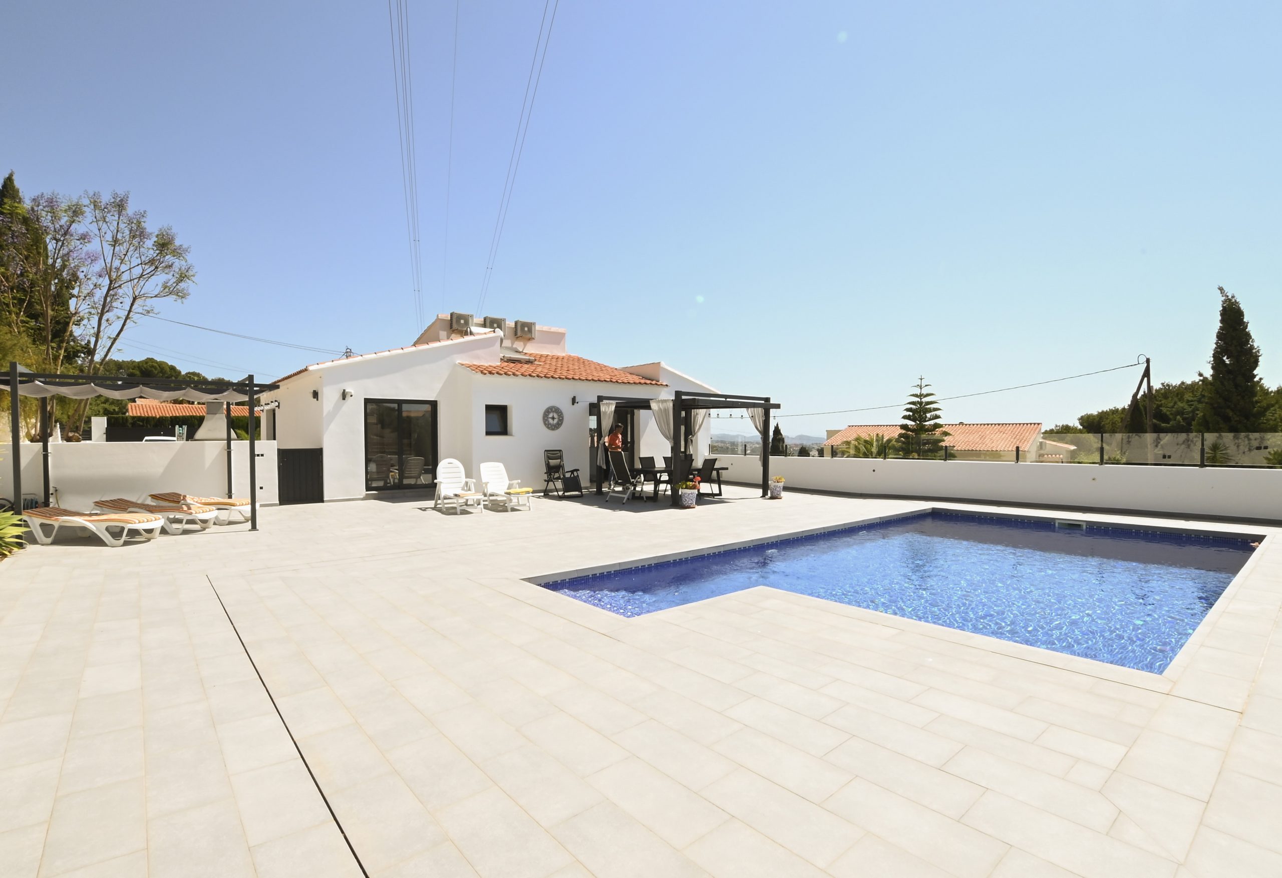 Villa con vistas panorámicas al mar y a la montaña.