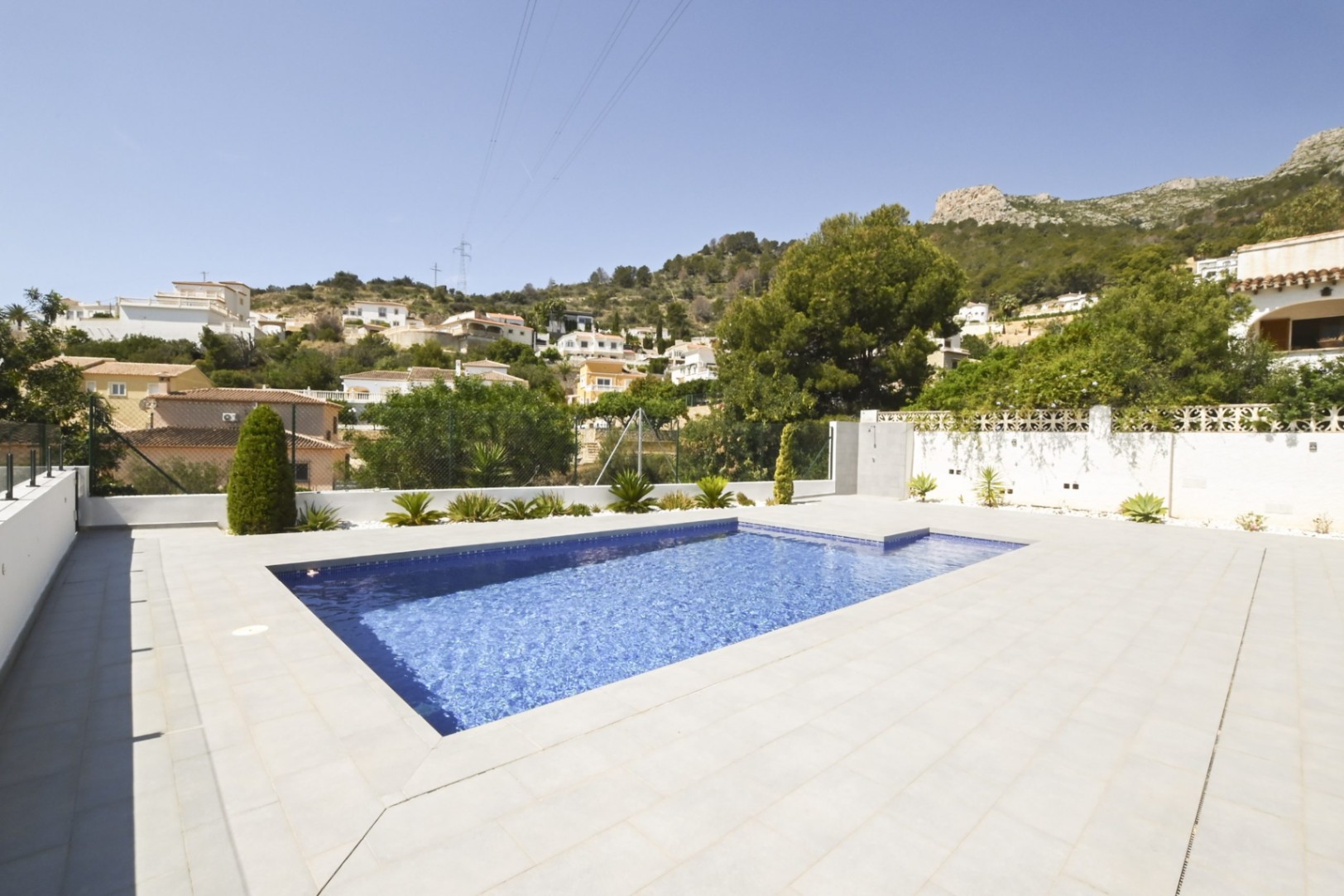Villa con vistas panorámicas al mar y a la montaña.