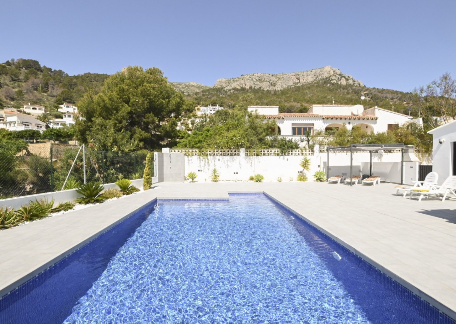 Villa con vistas panorámicas al mar y a la montaña.