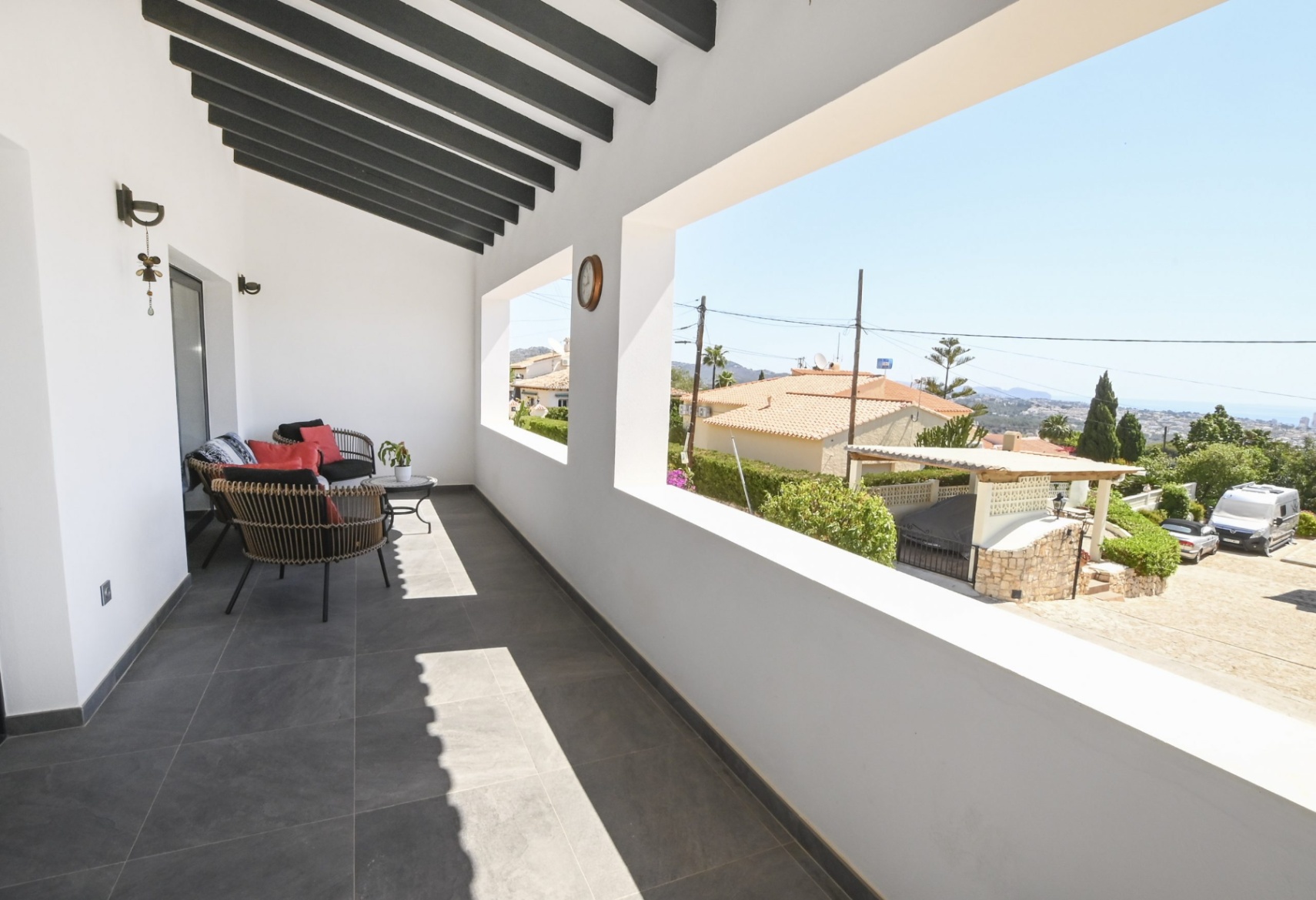 Villa con vistas panorámicas al mar y a la montaña.