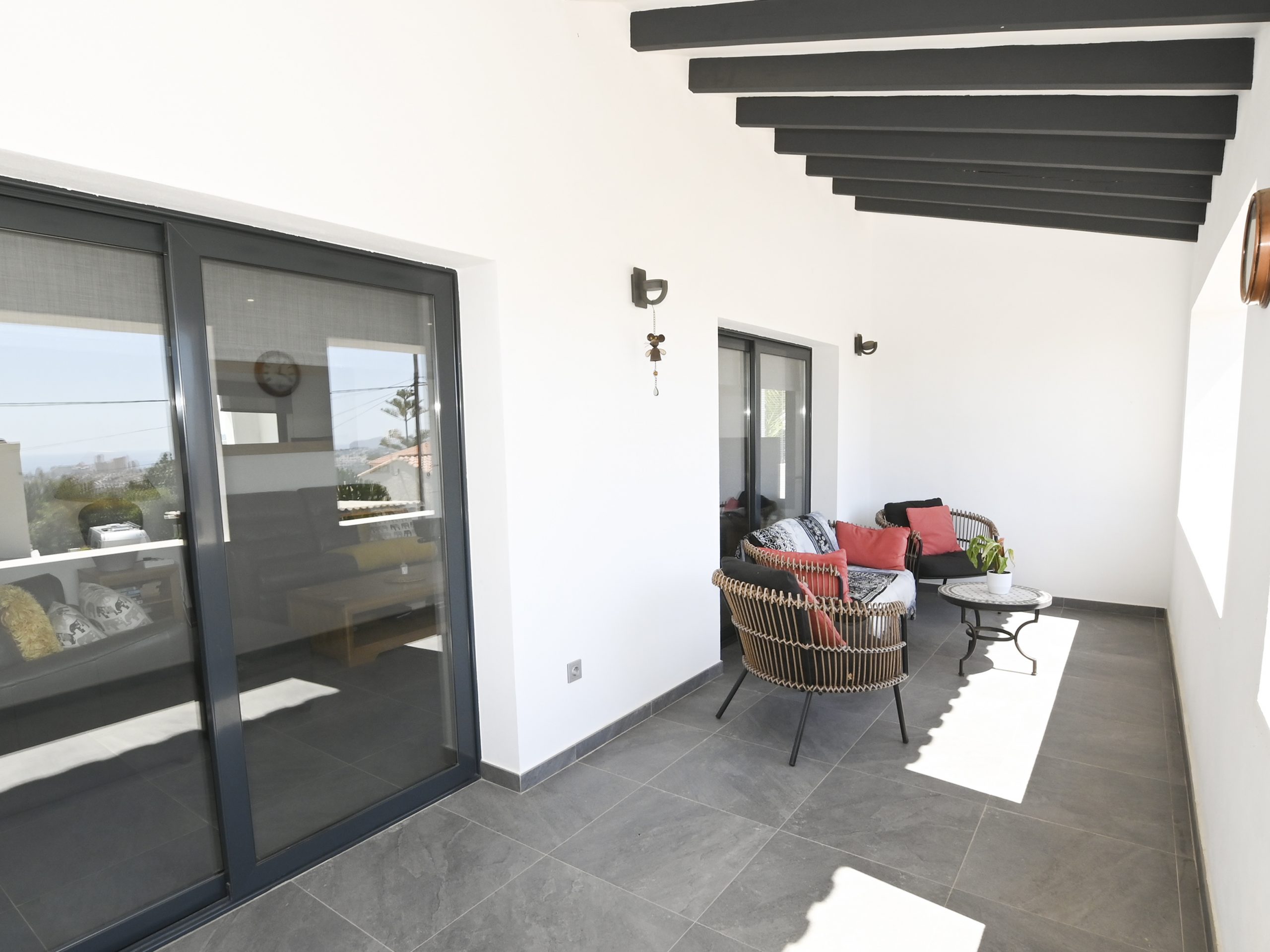 Villa con vistas panorámicas al mar y a la montaña.