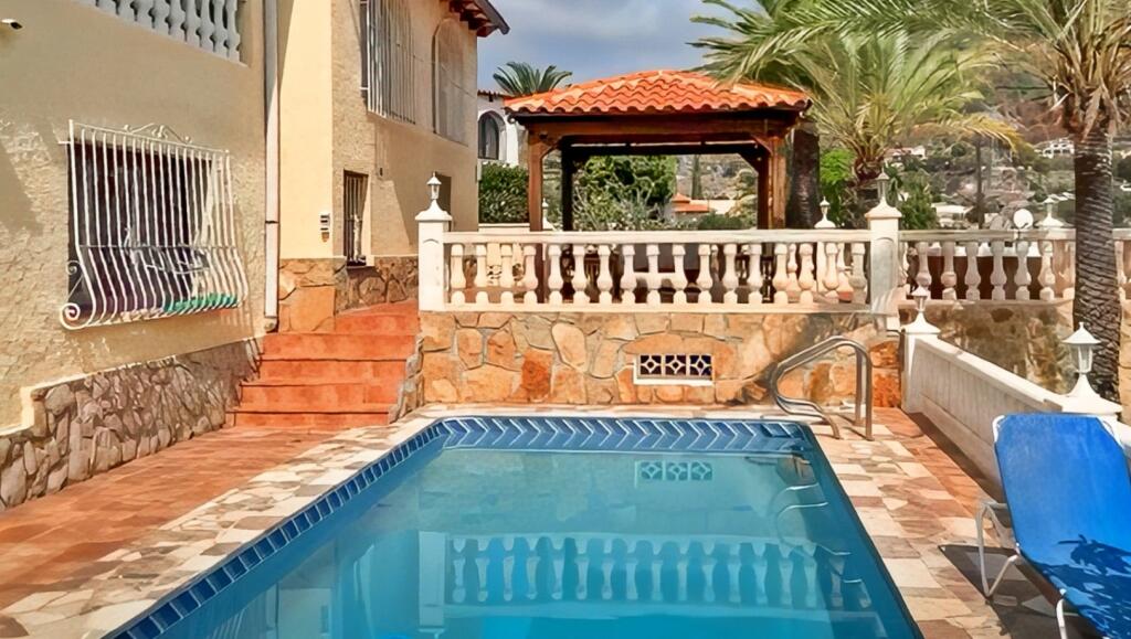 Nydelig villa til salgs i Calpe med havutsikt og 6 soverom