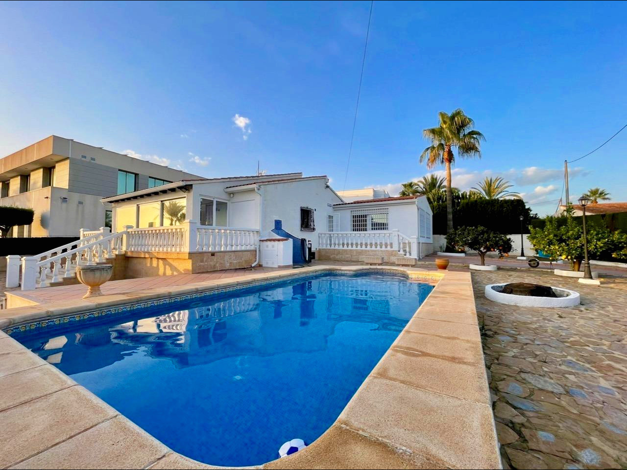 VILLA INDEPENDIENTE CON PISCINA PRIVADA EN BENIDORM