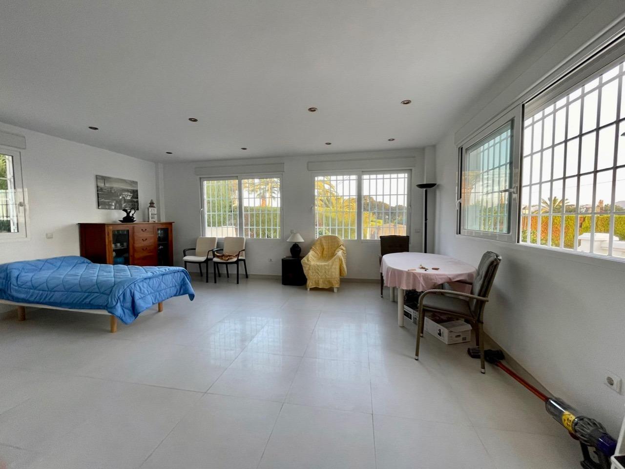 VILLA INDEPENDIENTE CON PISCINA PRIVADA EN BENIDORM
