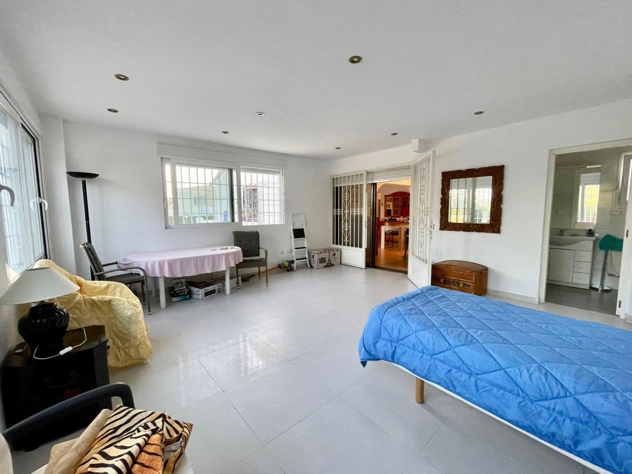 VILLA INDEPENDIENTE CON PISCINA PRIVADA EN BENIDORM
