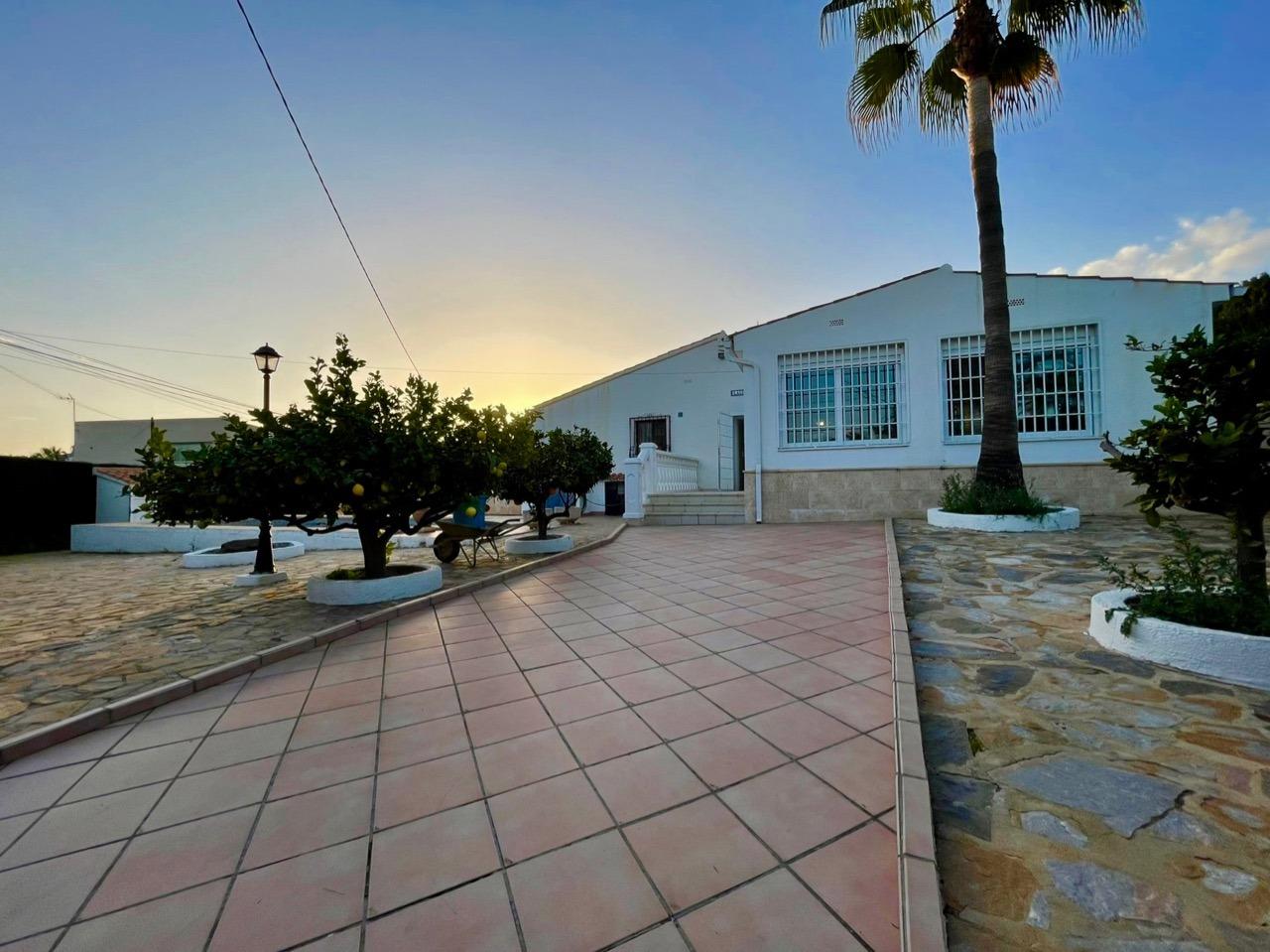 VILLA INDEPENDIENTE CON PISCINA PRIVADA EN BENIDORM