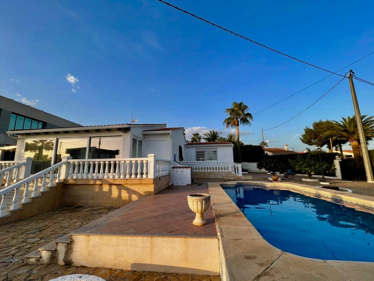 VILLA INDEPENDIENTE CON PISCINA PRIVADA EN BENIDORM