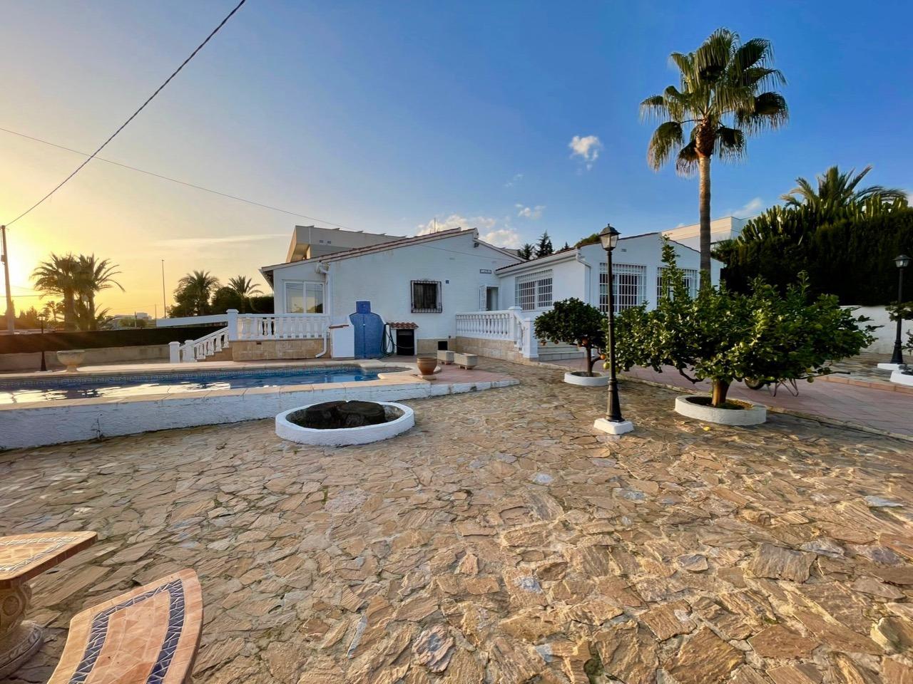 VILLA INDEPENDIENTE CON PISCINA PRIVADA EN BENIDORM