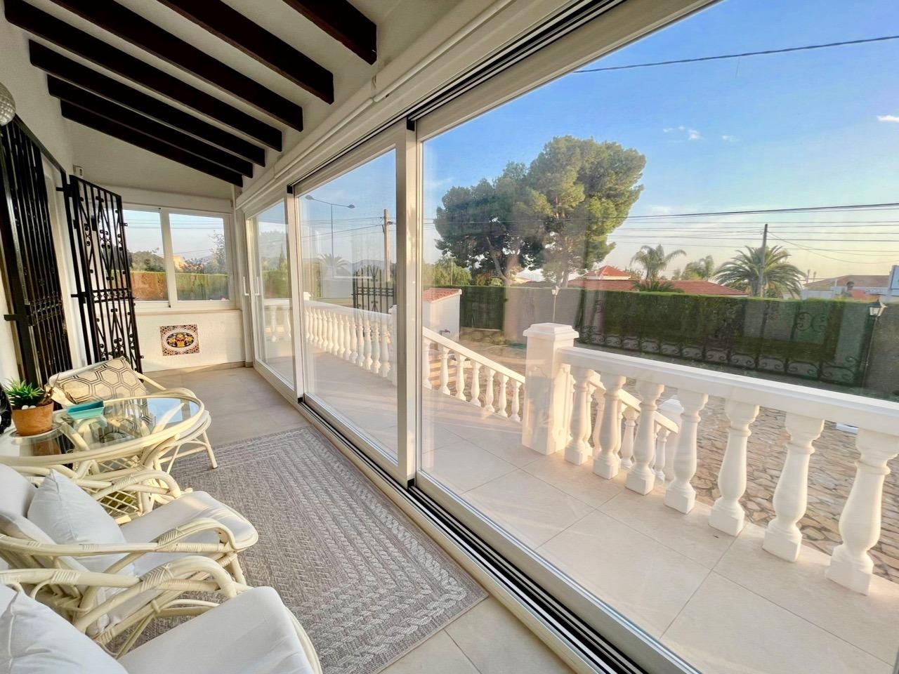 VILLA INDEPENDIENTE CON PISCINA PRIVADA EN BENIDORM
