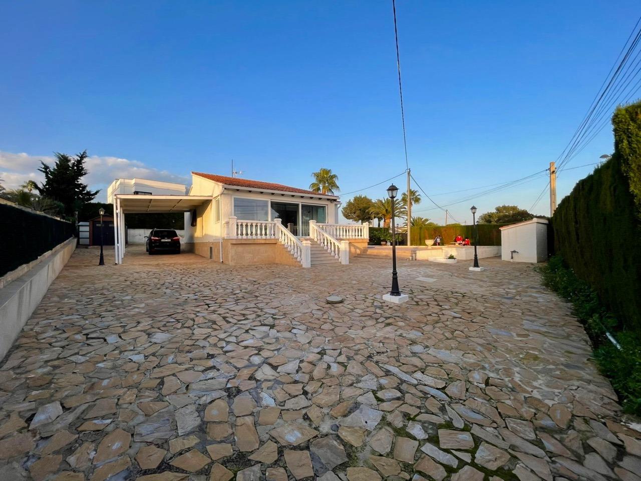 VILLA INDEPENDIENTE CON PISCINA PRIVADA EN BENIDORM