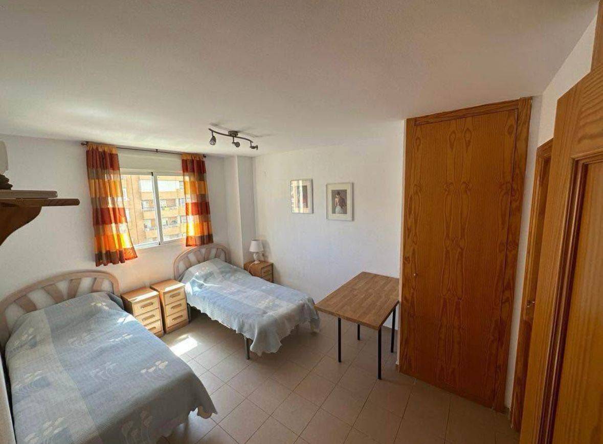 Amplio apartamento con vista al mar en La Cala, Benidorm.