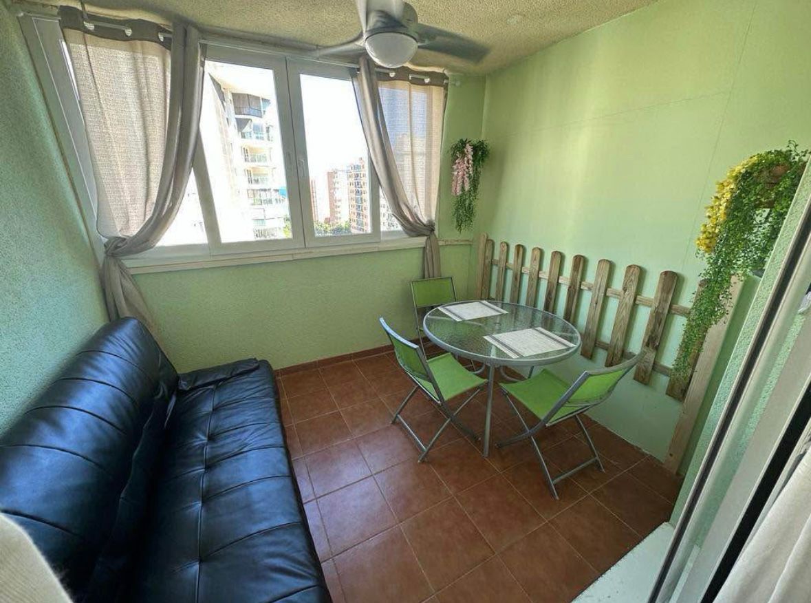 Amplio apartamento con vista al mar en La Cala, Benidorm.