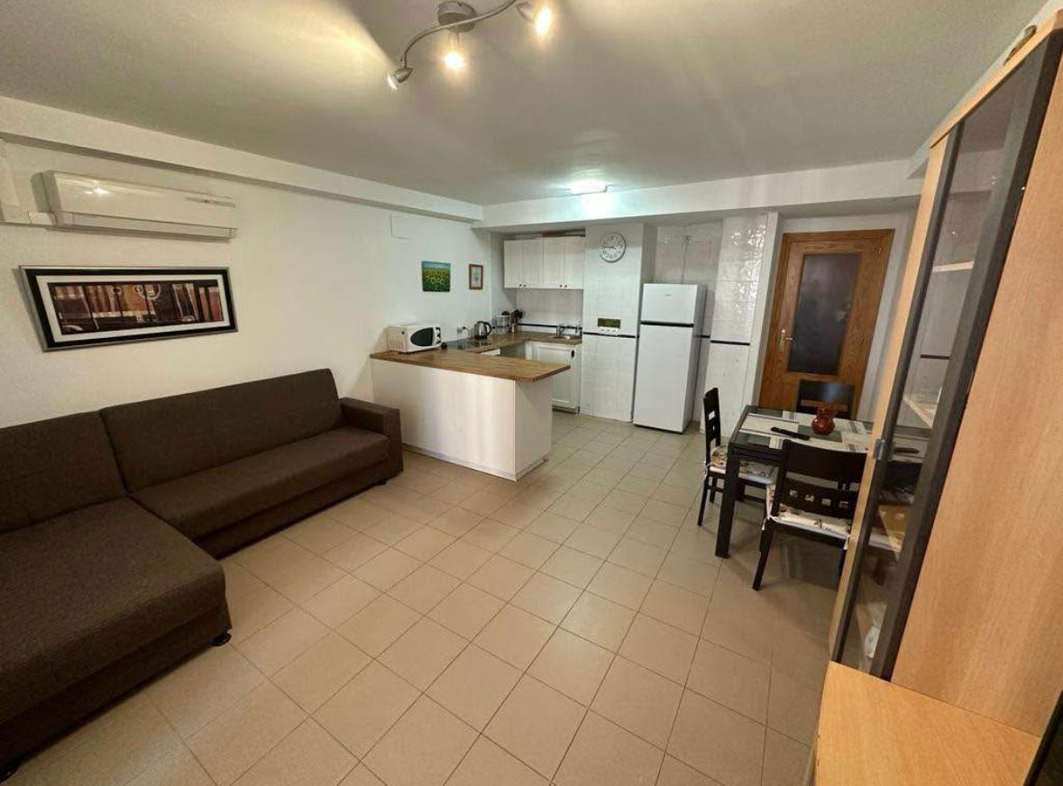 Amplio apartamento con vista al mar en La Cala, Benidorm.
