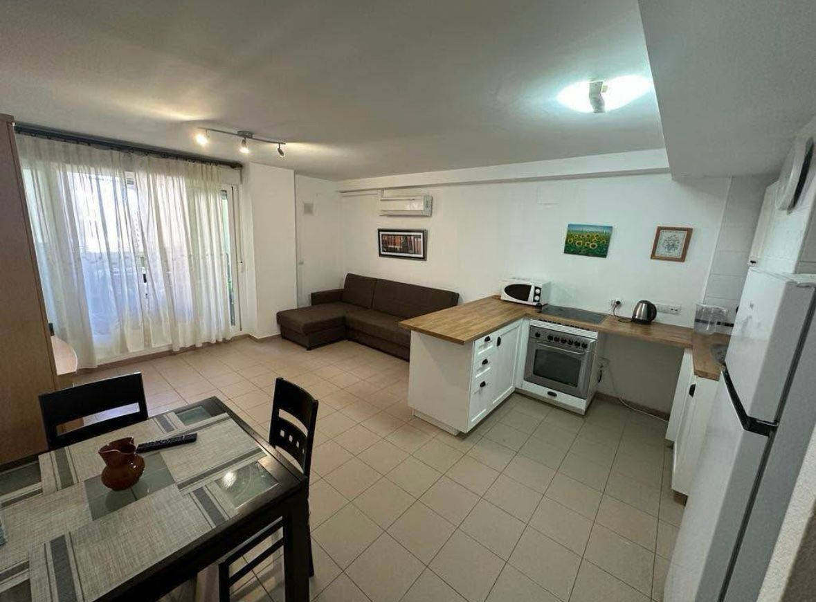 Amplio apartamento con vista al mar en La Cala, Benidorm.