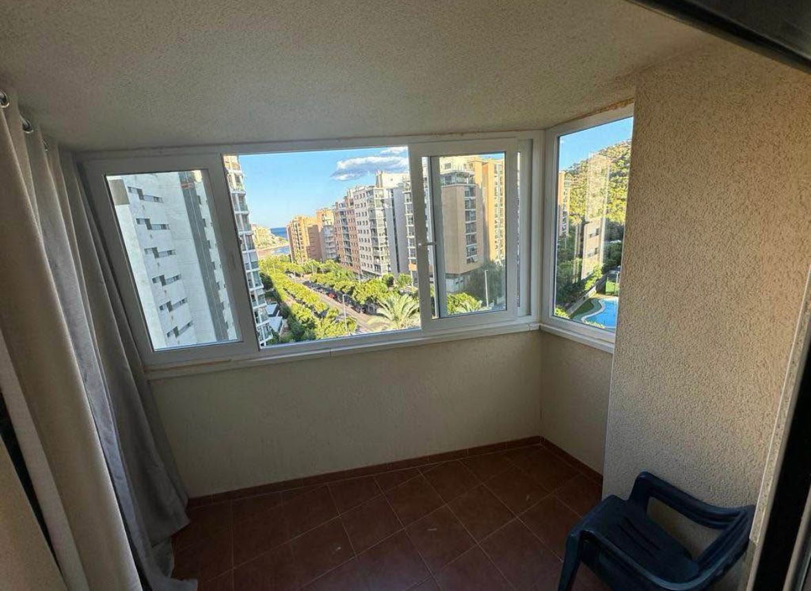 Amplio apartamento con vista al mar en La Cala, Benidorm.