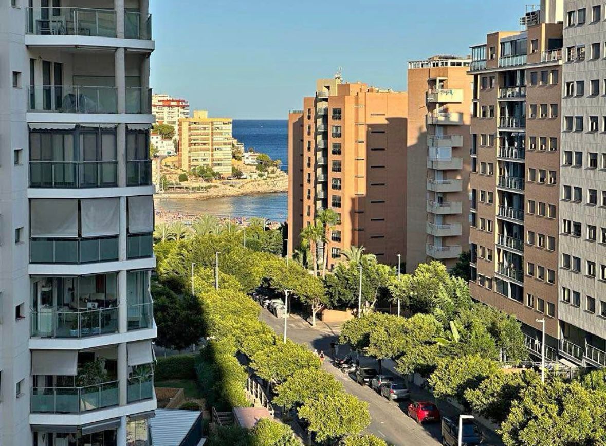 Amplio apartamento con vista al mar en La Cala, Benidorm.