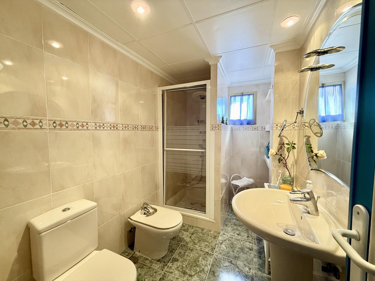 Piso de lujo en venta en primera línea de Playa de Levante, Benidorm — Exclusividad, amplitud y las mejores vistas al mar