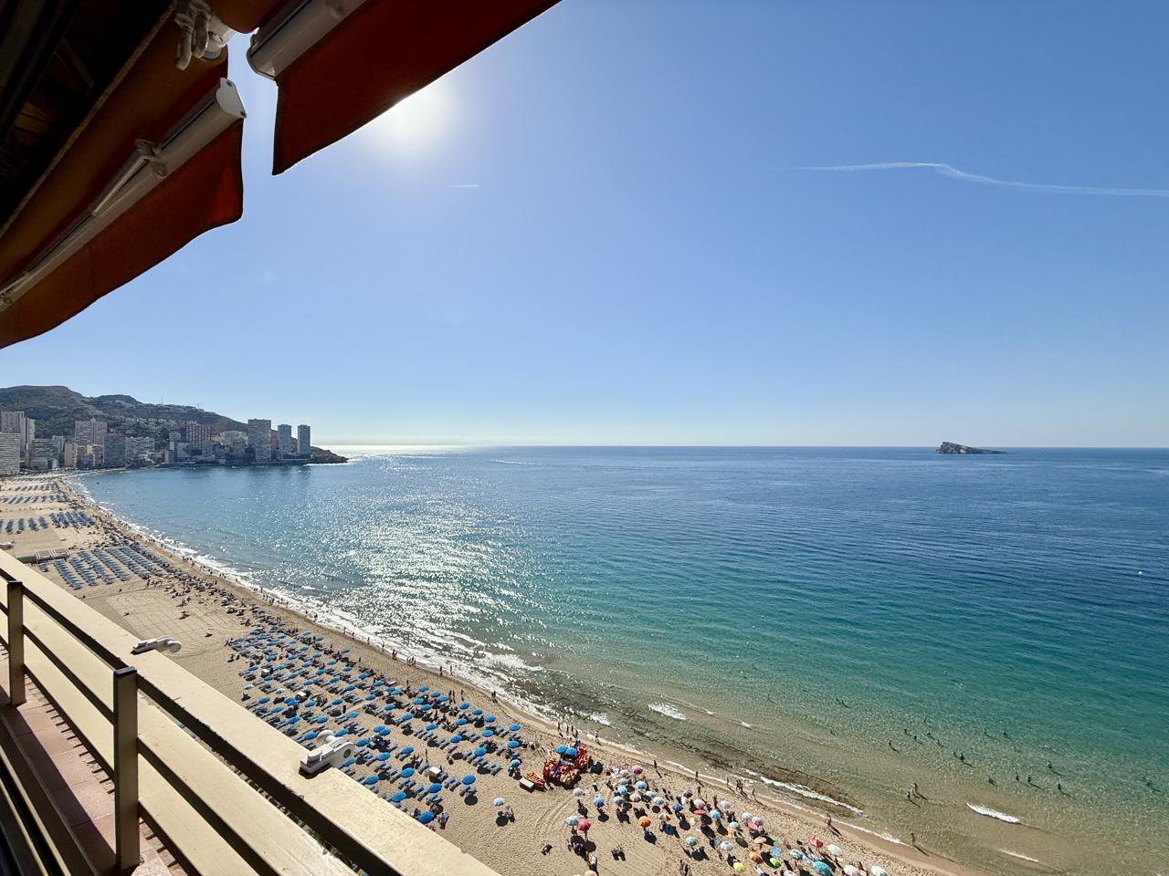 Piso de lujo en venta en primera línea de Playa de Levante, Benidorm — Exclusividad, amplitud y las mejores vistas al mar