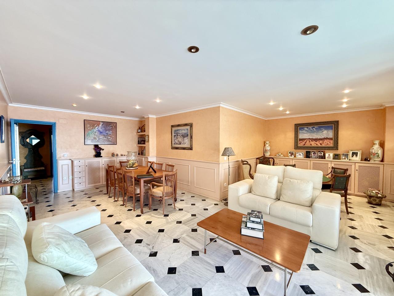Piso de lujo en venta en primera línea de Playa de Levante, Benidorm — Exclusividad, amplitud y las mejores vistas al mar