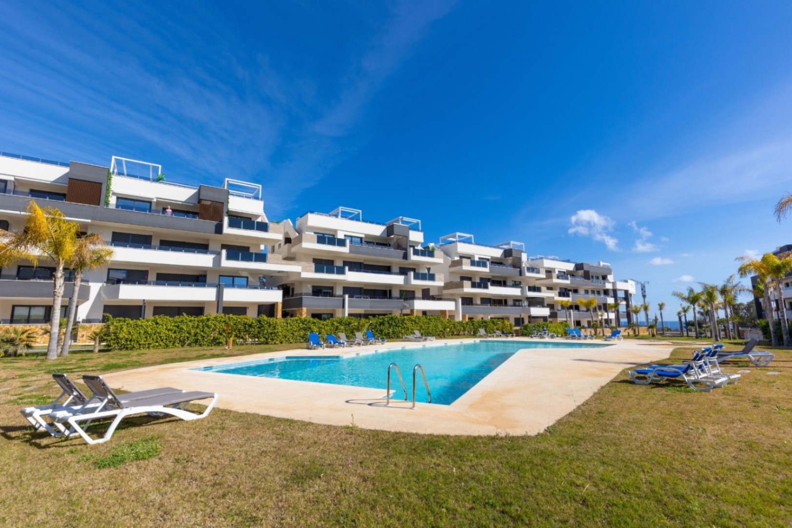 ÁTICO CON VISTAS DESPEJADAS Y SOLÁRIUM PRIVADO EN RESIDENCIAL AMANECER DELUXE