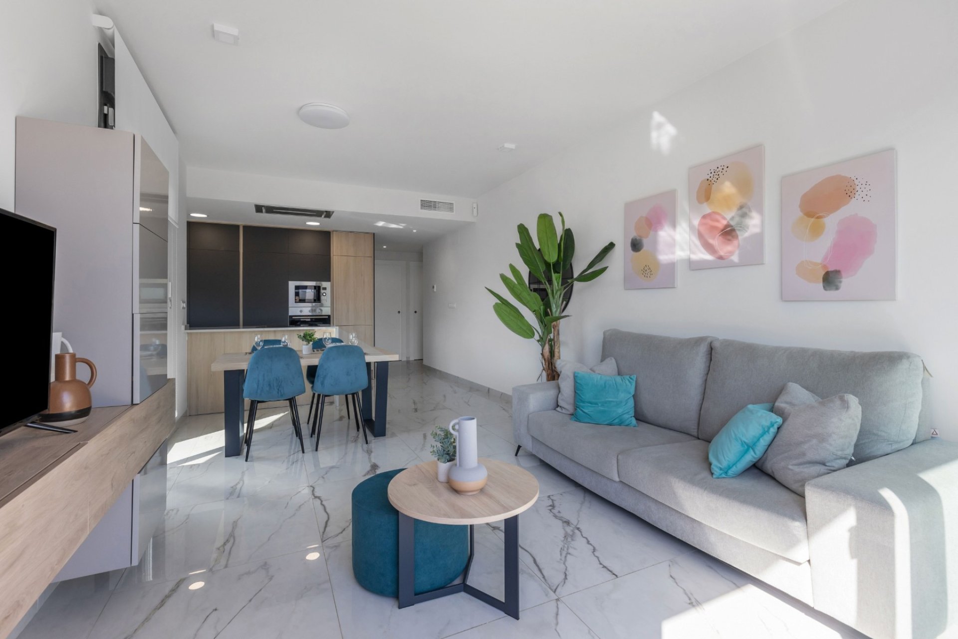 ÁTICO CON VISTAS DESPEJADAS Y SOLÁRIUM PRIVADO EN RESIDENCIAL AMANECER DELUXE