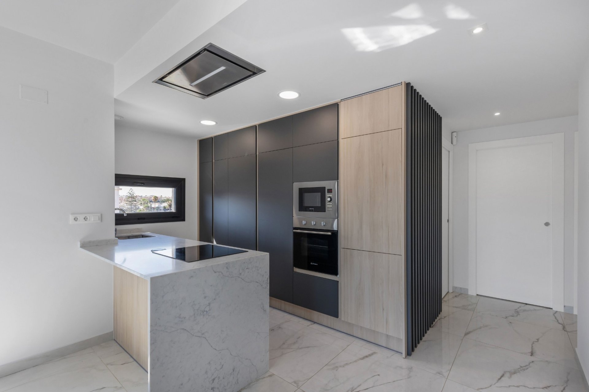 ÁTICO CON VISTAS DESPEJADAS Y SOLÁRIUM PRIVADO EN RESIDENCIAL AMANECER DELUXE