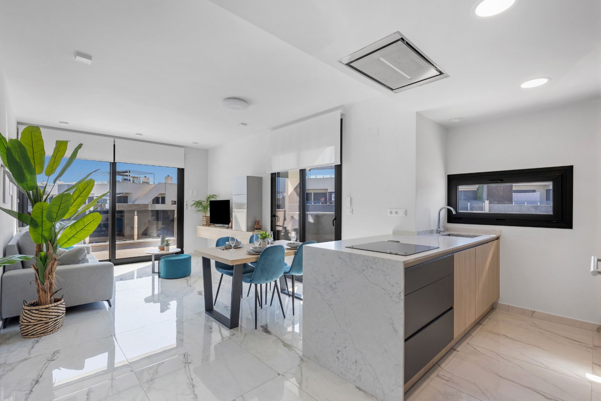 ÁTICO CON VISTAS DESPEJADAS Y SOLÁRIUM PRIVADO EN RESIDENCIAL AMANECER DELUXE