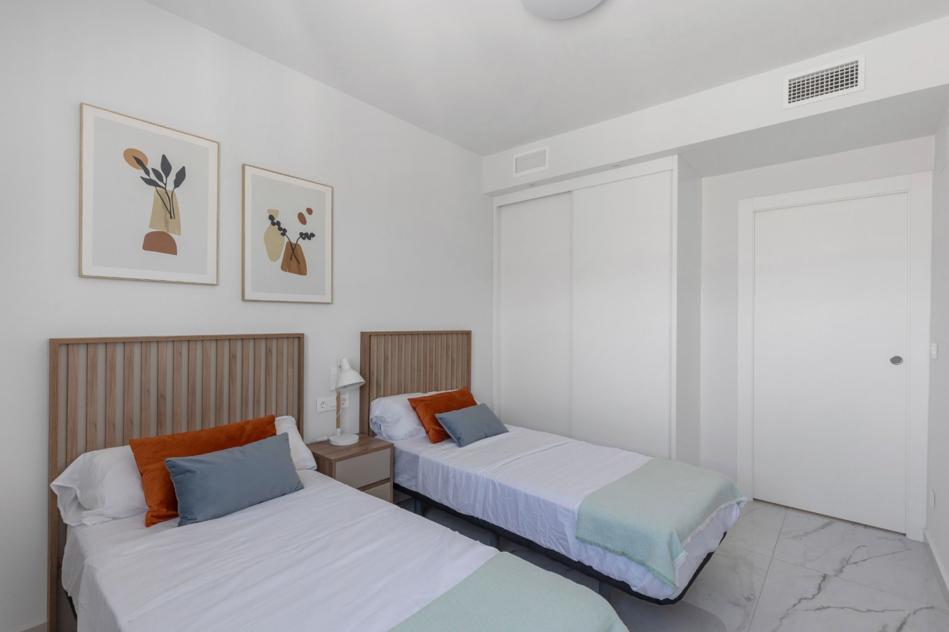 ÁTICO CON VISTAS DESPEJADAS Y SOLÁRIUM PRIVADO EN RESIDENCIAL AMANECER DELUXE