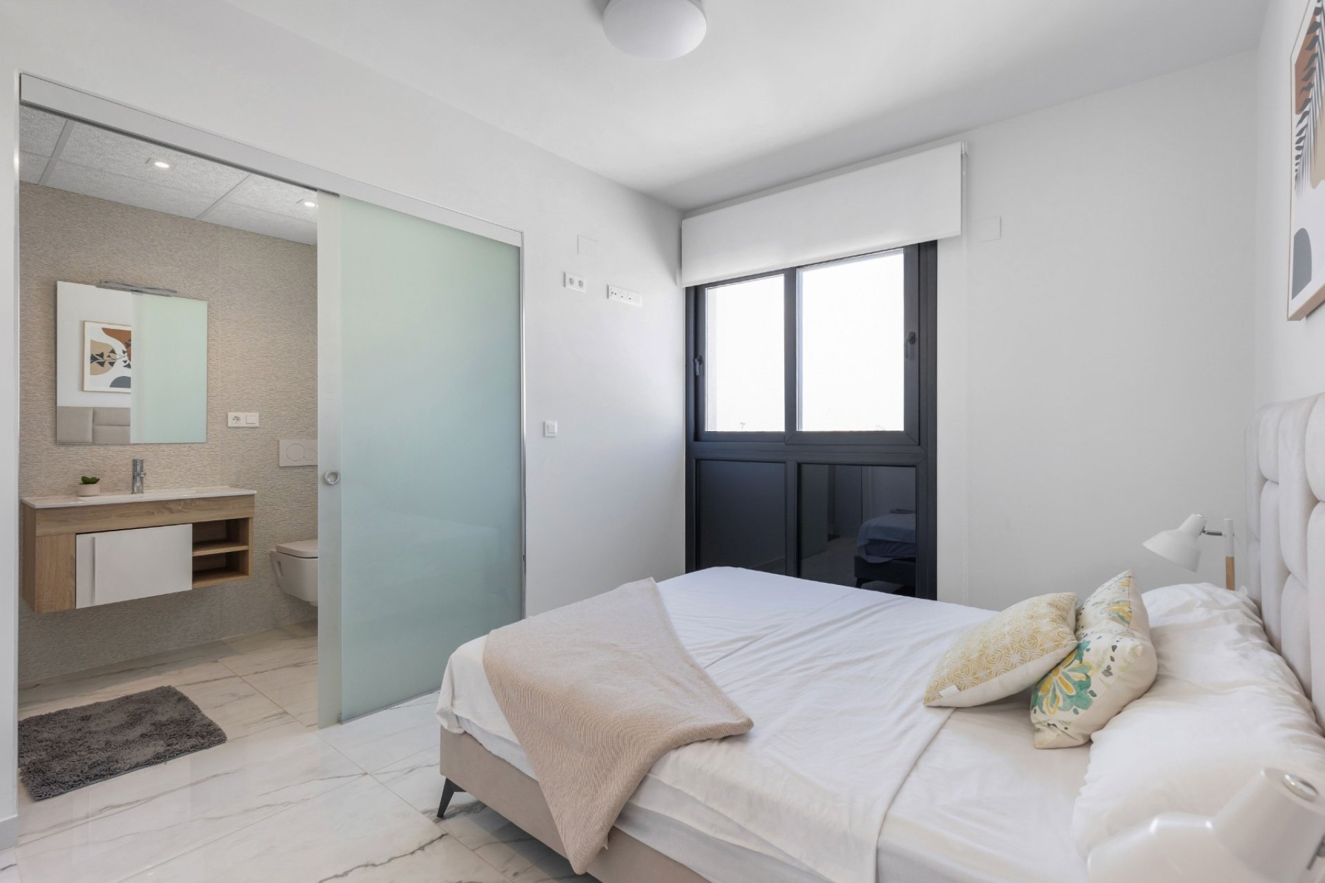 ÁTICO CON VISTAS DESPEJADAS Y SOLÁRIUM PRIVADO EN RESIDENCIAL AMANECER DELUXE