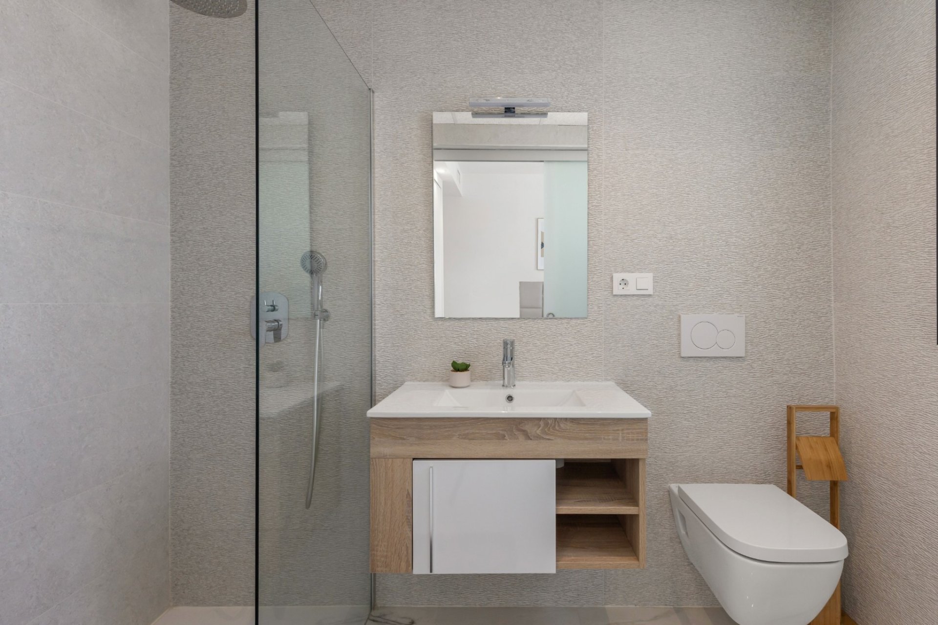 ÁTICO CON VISTAS DESPEJADAS Y SOLÁRIUM PRIVADO EN RESIDENCIAL AMANECER DELUXE