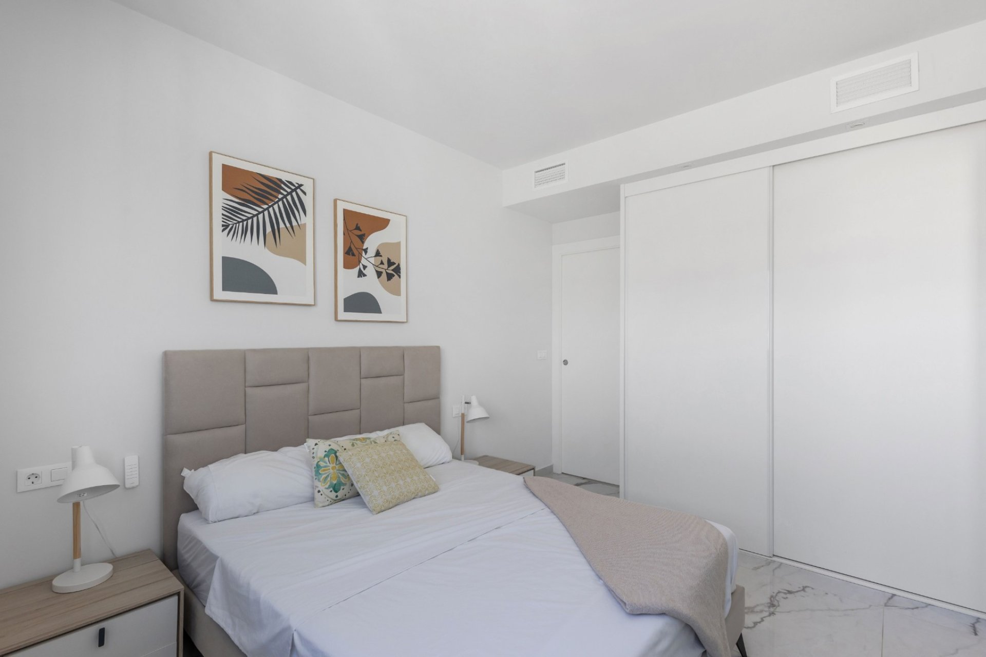 ÁTICO CON VISTAS DESPEJADAS Y SOLÁRIUM PRIVADO EN RESIDENCIAL AMANECER DELUXE