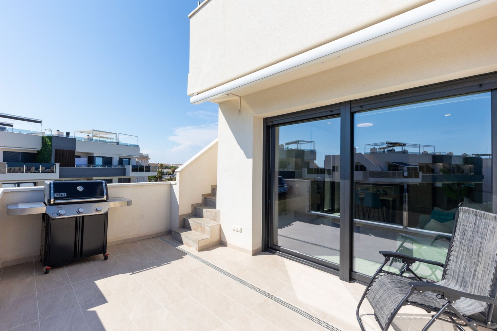 ÁTICO CON VISTAS DESPEJADAS Y SOLÁRIUM PRIVADO EN RESIDENCIAL AMANECER DELUXE