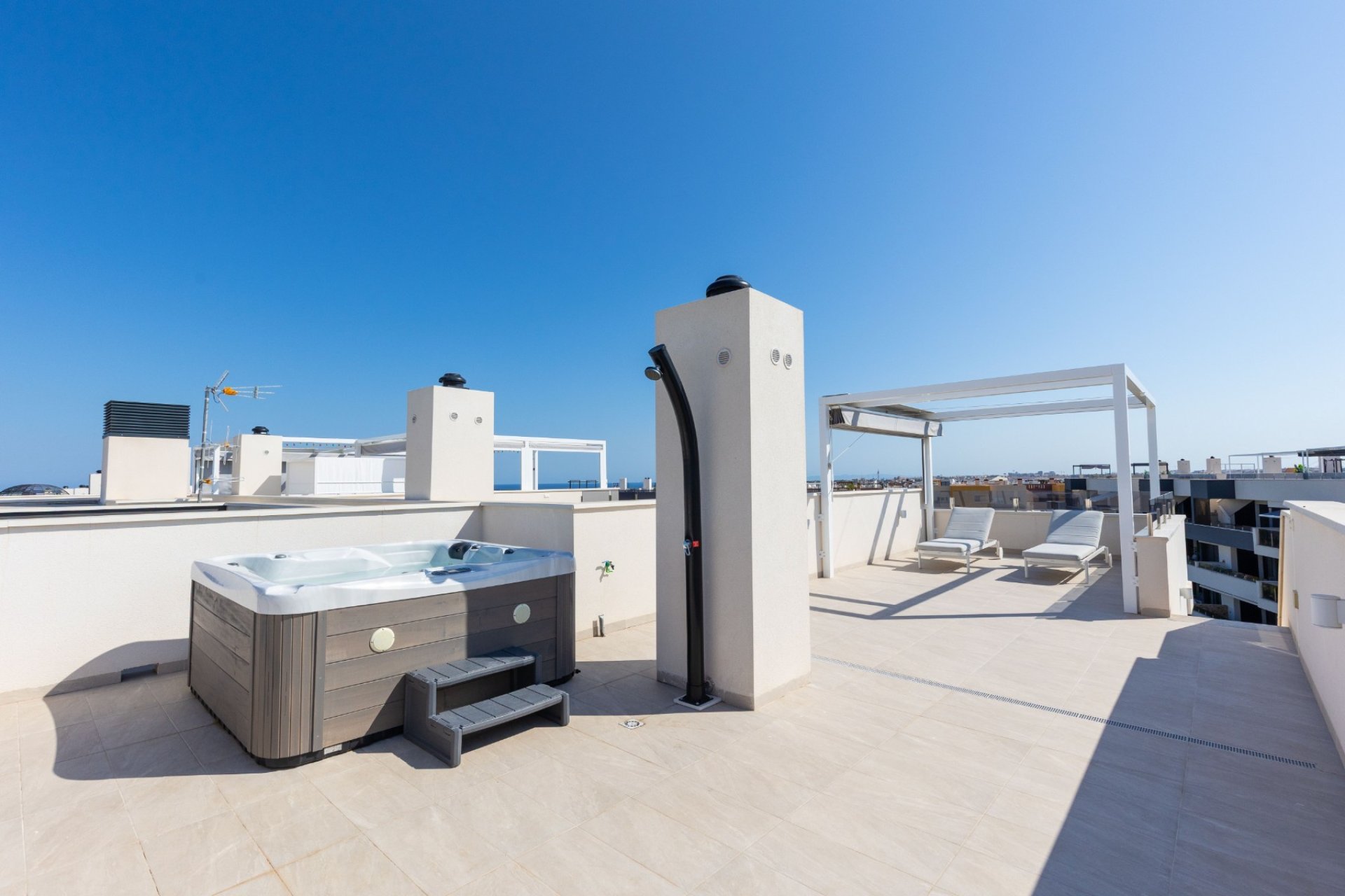 ÁTICO CON VISTAS DESPEJADAS Y SOLÁRIUM PRIVADO EN RESIDENCIAL AMANECER DELUXE