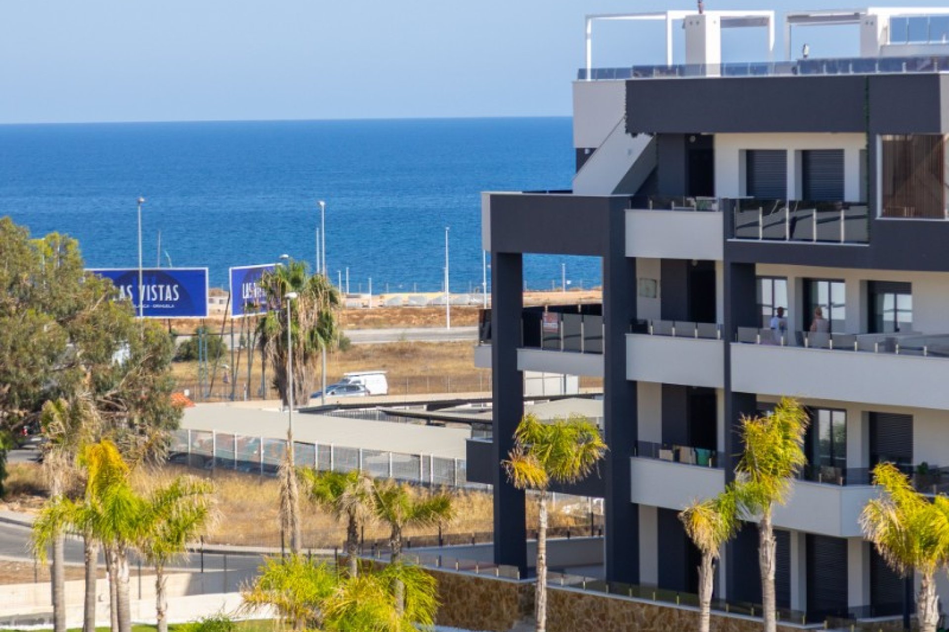 ÁTICO CON VISTAS DESPEJADAS Y SOLÁRIUM PRIVADO EN RESIDENCIAL AMANECER DELUXE