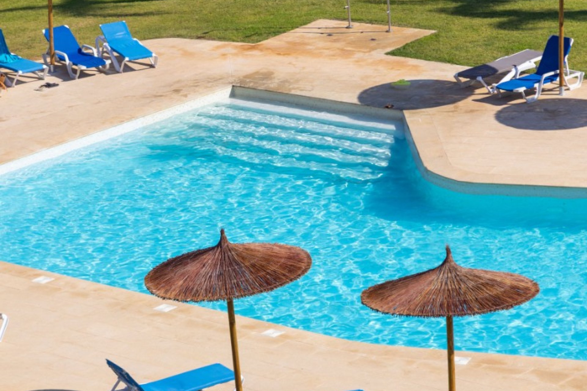 ÁTICO CON VISTAS DESPEJADAS Y SOLÁRIUM PRIVADO EN RESIDENCIAL AMANECER DELUXE