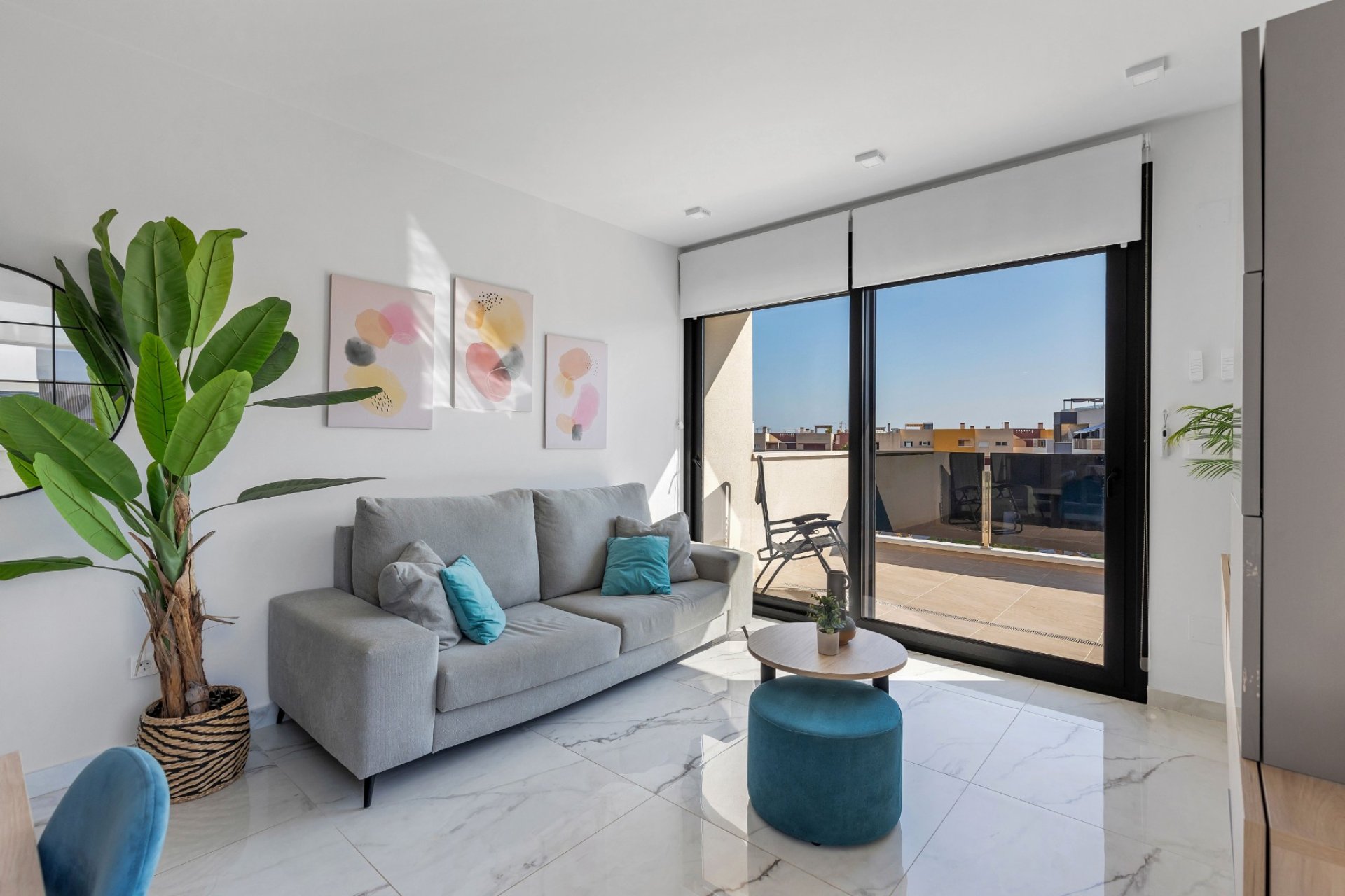 ÁTICO CON VISTAS DESPEJADAS Y SOLÁRIUM PRIVADO EN RESIDENCIAL AMANECER DELUXE