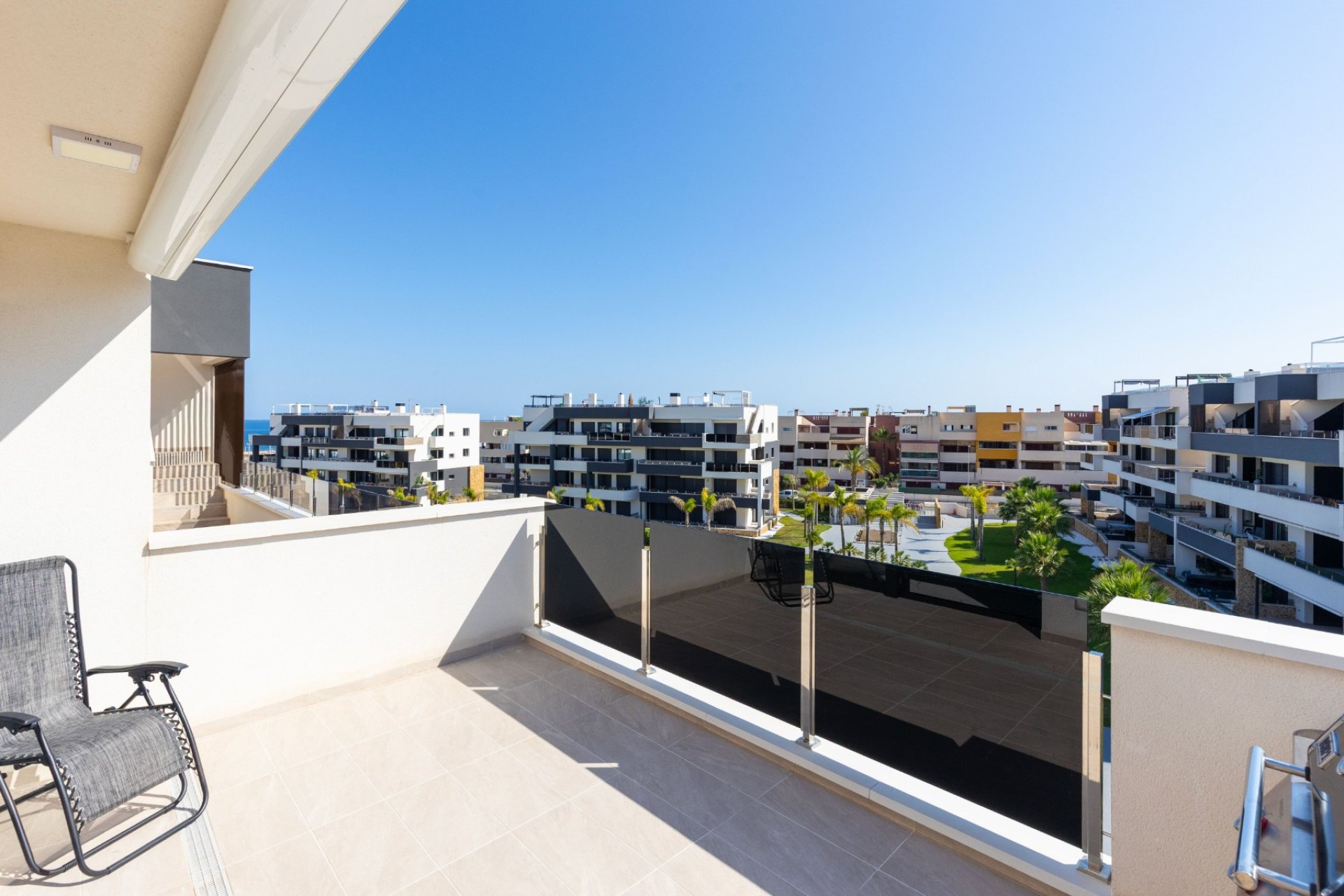 ÁTICO CON VISTAS DESPEJADAS Y SOLÁRIUM PRIVADO EN RESIDENCIAL AMANECER DELUXE