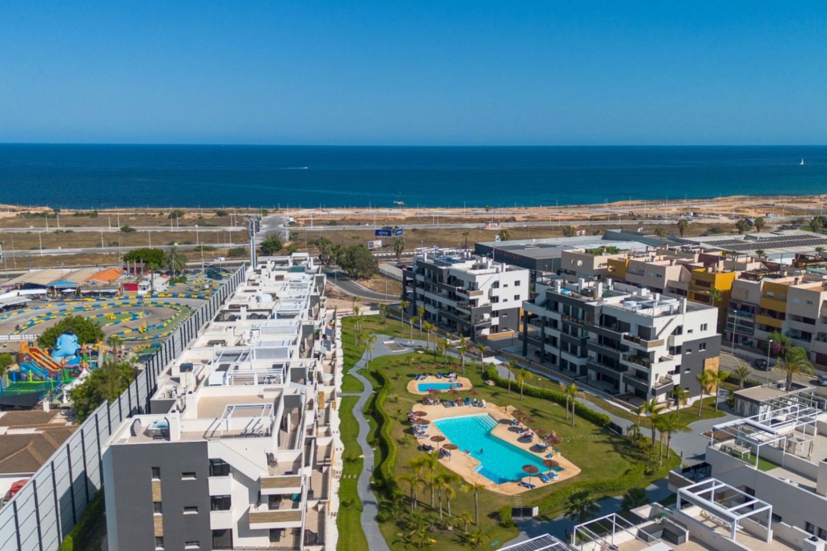 ÁTICO CON VISTAS DESPEJADAS Y SOLÁRIUM PRIVADO EN RESIDENCIAL AMANECER DELUXE