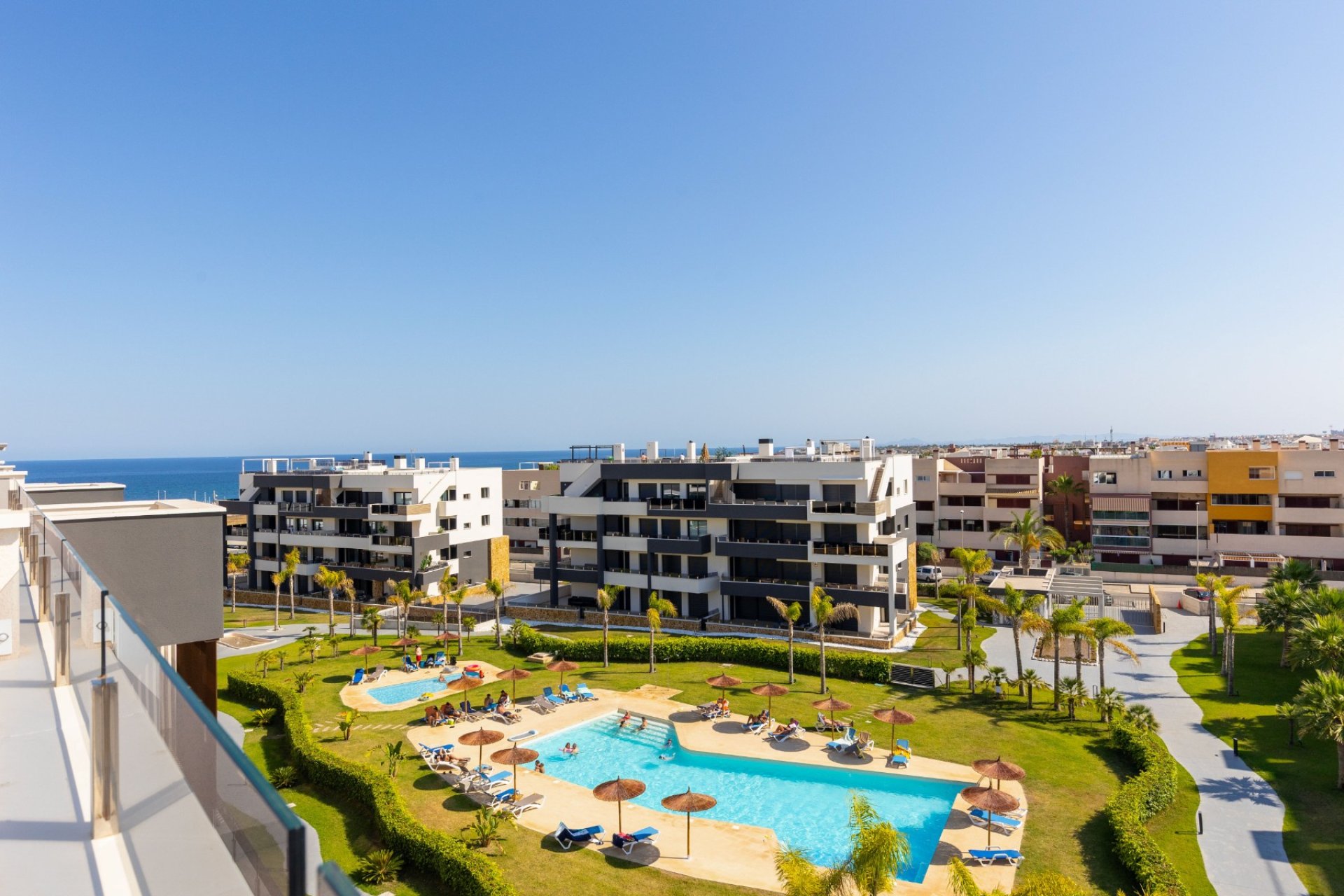 ÁTICO CON VISTAS DESPEJADAS Y SOLÁRIUM PRIVADO EN RESIDENCIAL AMANECER DELUXE