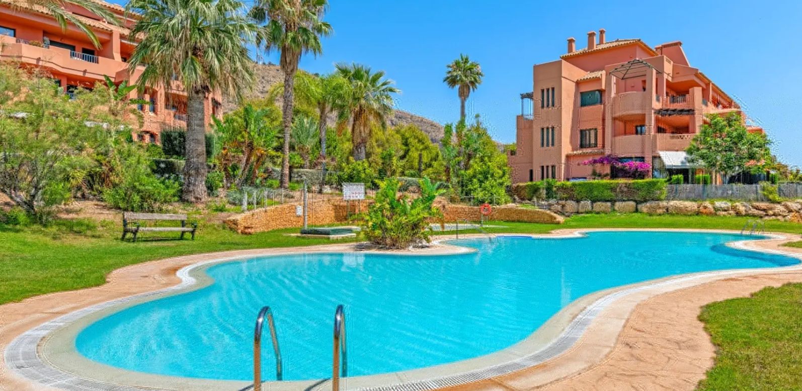 Lujosos apartamentos con terraza y vistas al mar