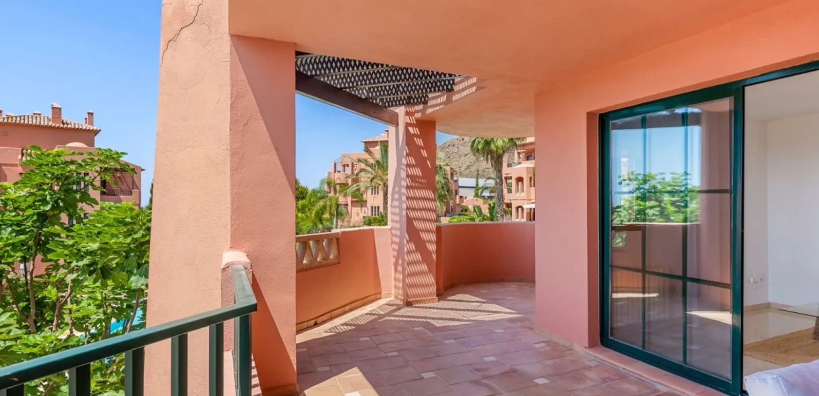 Lujosos apartamentos con terraza y vistas al mar