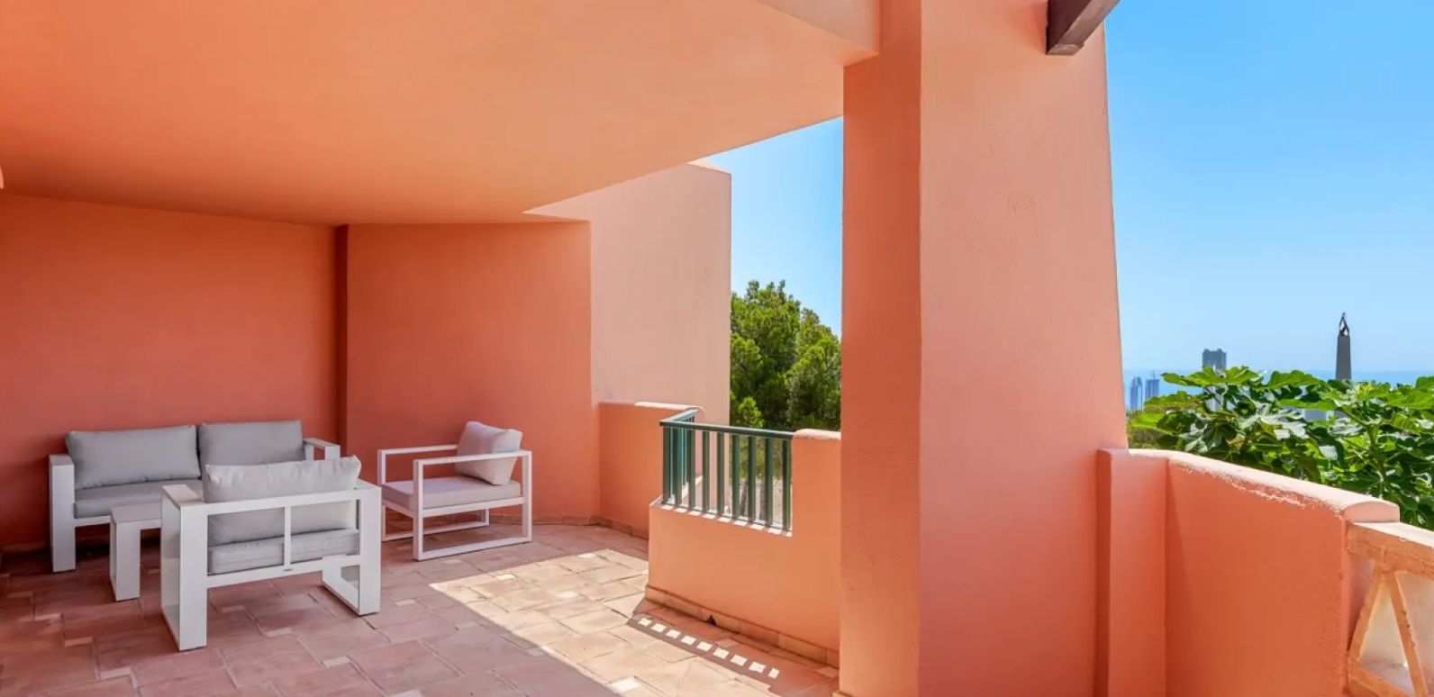 Lujosos apartamentos con terraza y vistas al mar