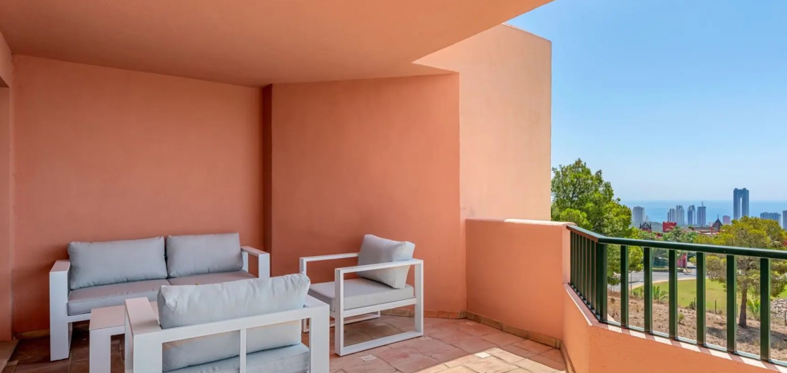 Lujosos apartamentos con terraza y vistas al mar