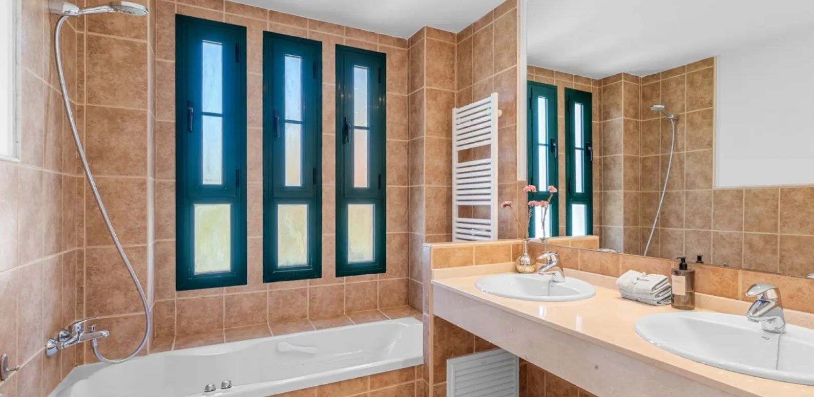 Lujosos apartamentos con terraza y vistas al mar