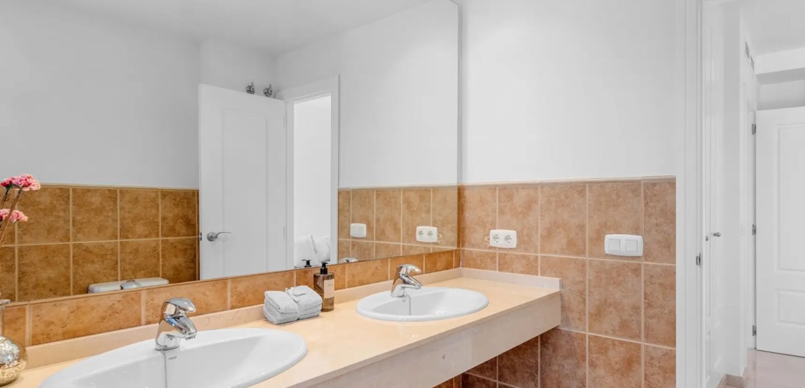 Lujosos apartamentos con terraza y vistas al mar